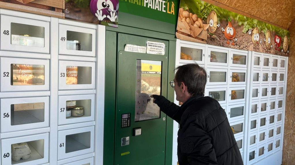 Reportage



  

  
  

      

  

  
    "Il y a l'embarras du choix" : dans l'Eure-et-Loire, un distributeur automatique de produits locaux séduit autant producteurs que clients
          Ce distributeur, ouvert tous les jours et 24h sur 24, a été lancé par deux producteurs en bordure d'une route nationale.