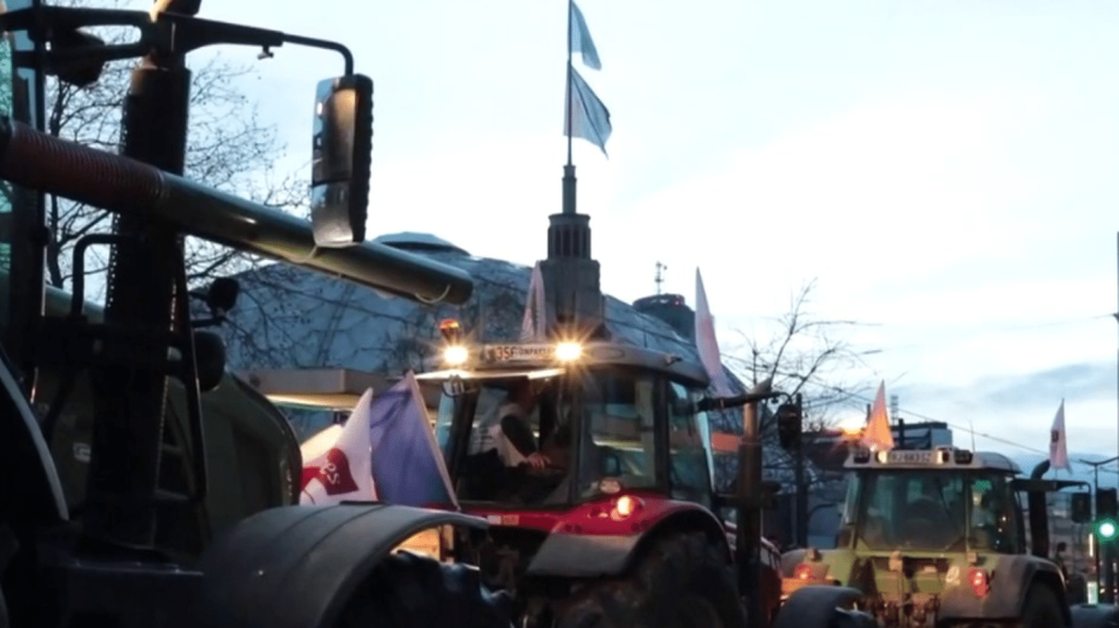 Salon de l'agriculture : à Paris, les agriculteurs mettent la pression à la veille de l'ouverture
          À la veille de l'ouverture du Salon de l'agriculture, plusieurs mobilisations d'agriculteurs, menées par différents syndicats, ont eu lieu à Paris vendredi 23 février.