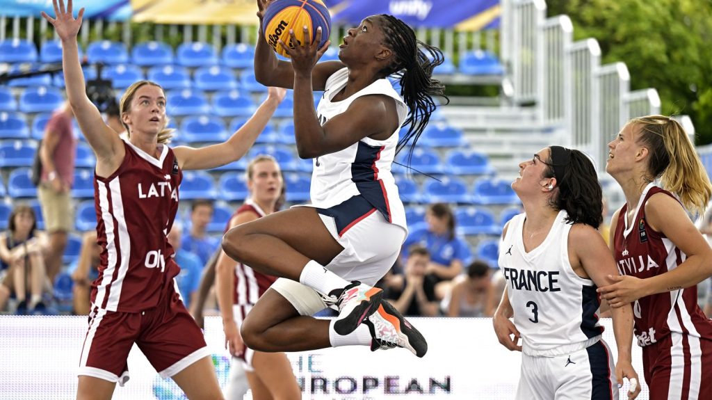 Vidéo



  

  
  

      

  

  
    Paris 2024 : le tuto pour tout comprendre au basket 3x3
          La joueuse de l'équipe de France Anna Ngo Ndjock explique quelques mouvements du basket 3x3, sport inscrit au programme des Jeux olympiques de 2024.