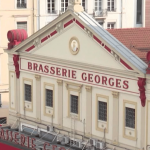 Gastronomie : la brasserie Georges, la plus incontournable des tables lyonnaises
          À Lyon, la brasserie Georges est une véritable institution située dans le mythique quartier de la gare de Perrache. Fondé par un Alsacien il y a près 200 ans, ce lieu incontournable et populaire sert plus de 1 000 couverts chaque jour.