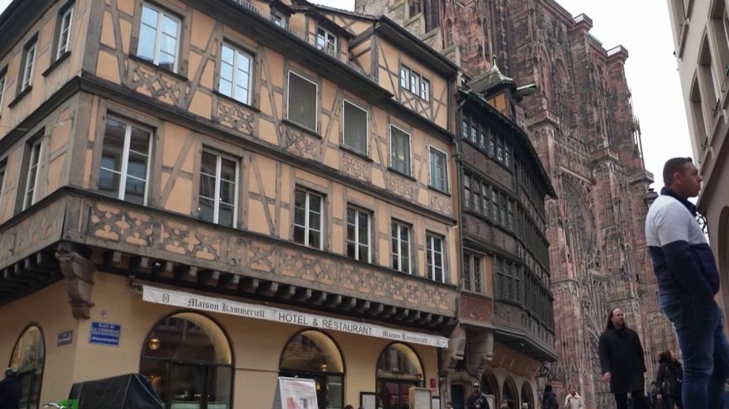 Gastronomie : à Strasbourg, la brasserie Kammerzell, une institution mythique
          En plein cœur de Strasbourg, dans le Bas-Rhin, la maison Kammerzell est une institution gastronomique de la ville. Depuis 600 ans, la brasserie régale ses clients.