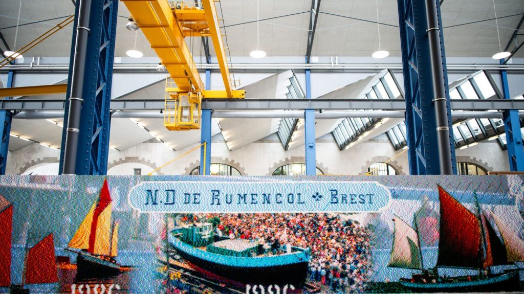Brest revendique "le plus grand Lego du monde" au Guinness des records
          D'une longueur de 21 mètres de long sur 1,84 mètre, la fresque mise en valeur par les organisateurs représente un vieux gréement, le "Notre-Dame de Rumengol", un bateau de charge restauré. L'événement avait pour objectif de récolter des fonds pour permettre le grand carénage de ce navire à voiles.