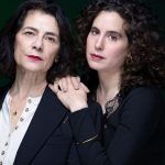 "Ce qu’on nie aux Palestiniens, c’est leur humanité" : la réalisatrice Lina Soualem et sa mère, l’actrice Hiam Abbass célèbrent l'identité palestinienne dans "Bye bye Tibériade"
          Lina Soualem, la réalisatrice de "Bye bye Tibériade", raconte, en compagnie de sa mère Hiam Abbass, le processus de création du film autour de sa famille minée par l'exil en Palestine. Une lutte contre l'invisibilisation des histoires palestiniennes, à voir en salles depuis le 21 février.