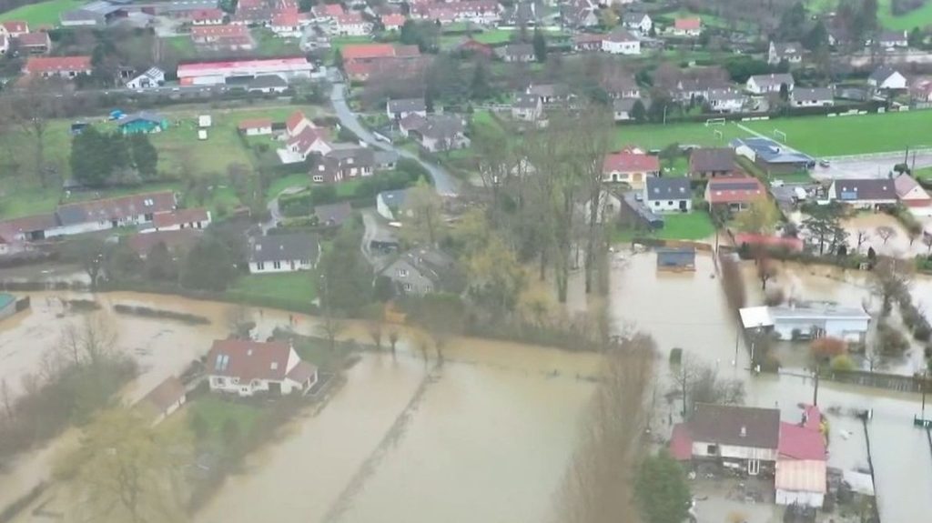 Inondations dans le Pas-de-Calais : le département encore sous les eaux
          Dans la commune d'Attin, dans le Pas-de-Calais, les habitants font une nouvelle fois face à une importante crue. Chacun tente de se débrouiller, entre fuite et résignation.