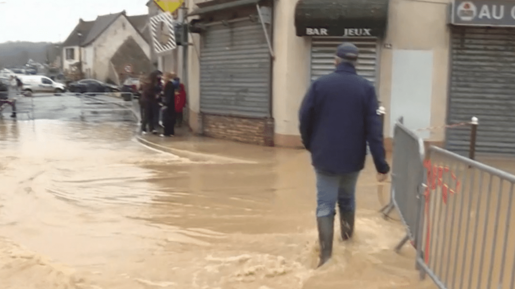 Inondations : en Seine-et-Marne, des habitants luttent contre les crues
          Mardi 27 février, les crues frappent six départements dont la Seine-et-Marne. Cela provoque des inondations dans plusieurs communes, dont Pommeuse.