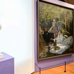 "Le déjeuner sur l'herbe", de Claude Monet prend ses quartiers aux côtés des Courbet du musée des Beaux-Arts de Besançon
          La célèbre toile du maître impressionniste prêtée par le musée d'Orsay vient tout juste d'être accrochée dans la salle dédiée au XIXe du musée bisontin. Elle est à découvrir jusqu'au 2 juin 2024.