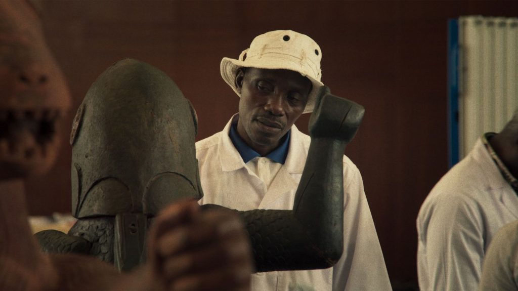Berlinale : pour la première fois, deux films africains sont en lice pour décrocher l'Ours d'or
          Le festival du film de Berlin fait la part belle à un cinéma africain qui tente de s'affirmer malgré les obstacles. Dix-neuf ans après le premier Ours d'or décerné à un film africain, deux films du continent pourraient remporter cette année la prestigieuse récompense.