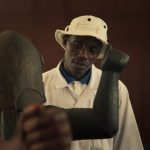 Berlinale : pour la première fois, deux films africains sont en lice pour décrocher l'Ours d'or
          Le festival du film de Berlin fait la part belle à un cinéma africain qui tente de s'affirmer malgré les obstacles. Dix-neuf ans après le premier Ours d'or décerné à un film africain, deux films du continent pourraient remporter cette année la prestigieuse récompense.