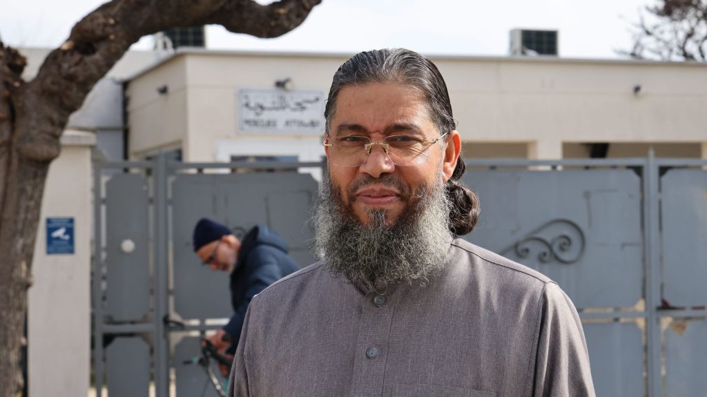 Imam accusé d'"appels à la haine" dans le Gard : Mahjoub Mahjoubi a été expulsé vers la Tunisie, annonce Gérald Darmanin 
    (nouvelle fenêtre)
  
          L'homme avait été arrêté jeudi midi à son domicile de Bagnols-sur-Cèze par des policiers venus lui notifier un arrêté d'expulsion émanant du ministère de l'Intérieur.
