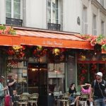 Commerces à Paris : polémique sur les fleurs artificielles des devantures
          La mairie de Paris aimerait encadrer la mise en place des fleurs en plastique qui ornent certains commerces de la capitale.