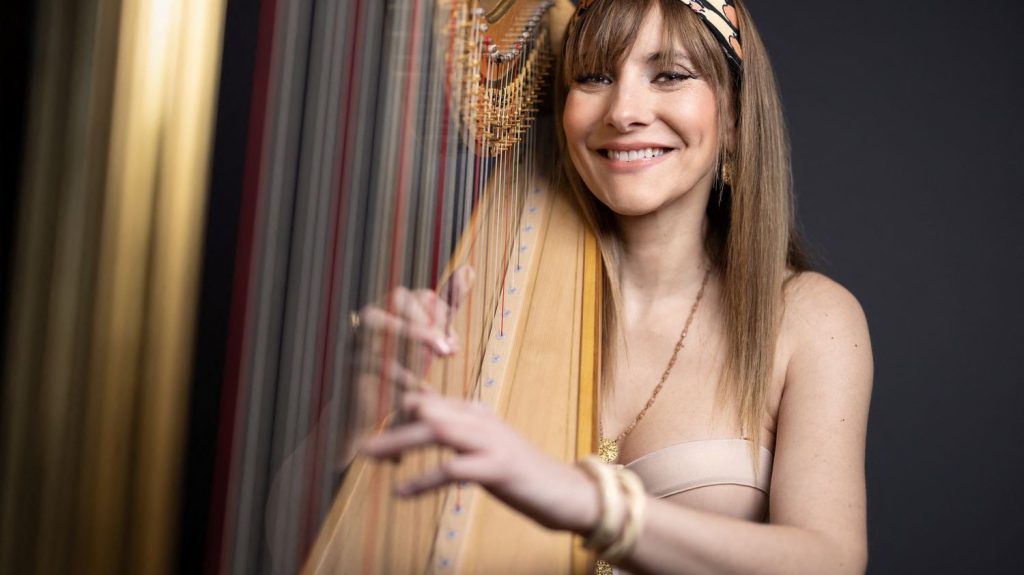 Anja Linder, harpiste paraplégique : "Quand je joue, je marche, je vole, je fais tout ce que je veux"
          Tous les jours, une personnalité s'invite dans le monde d'Élodie Suigo. Jeudi 22 février 2024 : la harpiste Anja Linder pour son album "Schubert".