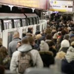 Paris : les métros ne s'arrêteront plus en cas de malaise voyageur, pour "améliorer la régularité des lignes avant les JO", justifie le vice-président d'Île-de-France Mobilités
          Valérie Pécresse, présidente de la région et d'Île-de-France Mobilités a indiqué qu'à partir du mois de juin, en cas de malaise voyageur les conducteurs de métros pourraient repartir sans attendre l'arrivée des secours à quai.