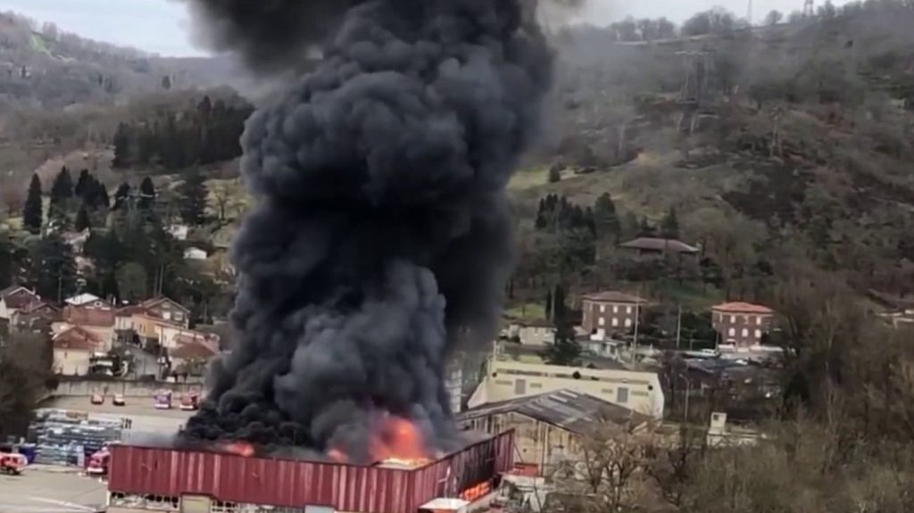 Incendie en Aveyron : un entrepôt de batteries au lithium détruit, les riverains inquiets
          Les riverains s’inquiètent des conséquences de l’incendie qui a ravagé un entrepôt abritant des batteries au lithium, à Viviez (Aveyron), samedi 17 février.