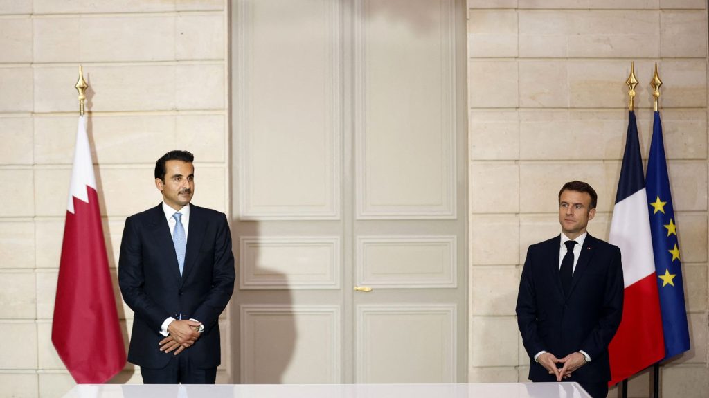 Le Qatar s'engage à investir 10 milliards d'euros dans l'économie française à l'horizon 2030, annonce Emmanuel Macron
          Le président français s'est exprimé à ce sujet en ouverture du dîner donné en l'honneur de l'émir du Qatar, en visite d'Etat en France.