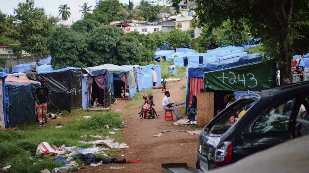 Mayotte : des associations d'aide aux migrants prises pour cible
          Malgré l'annonce d'une future suspension du droit du sol, la tension monte d'un cran à Mayotte, où les humanitaires qui viennent en aide aux migrants sont de plus en plus menacés.