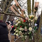 Meurthe-et-Moselle : plusieurs centaines de personnes réunies pour une marche blanche après la mort d'un homme tué par balles et de plusieurs coups de couteau
          Le parquet de Nancy a annoncé qu'un homme de 41 ans avait été placé en détention provisoire dans le cadre de l'enquête.