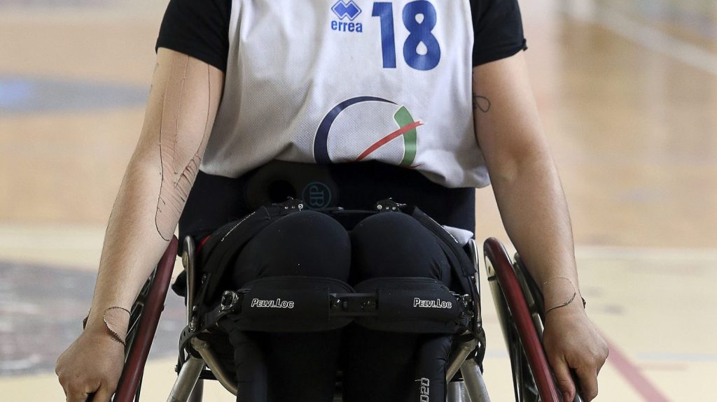 Paris 2024 : son fauteuil détruit lors d'un vol en avion, la basketteuse Julie Marchand craint pour sa participation aux Jeux paralympiques
          La préparation de l'athlète, qui devra jouer avec un fauteuil moins adapté, est perturbée, au point que sa présence dans la sélection tricolore n'est plus certaine.