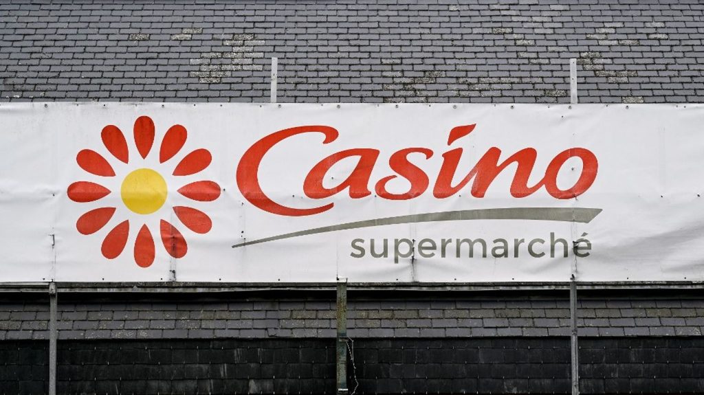Casino : le distributeur a perdu près de 6 milliards d'euros en 2023
          Cette perte spectaculaire est imputable aux grandes difficultés des hypermarchés et supermarchés de l'enseigne dont le tribunal de commerce de Paris a validé, lundi, le plan de sauvegarde.