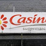 Casino : le distributeur a perdu près de 6 milliards d'euros en 2023
          Cette perte spectaculaire est imputable aux grandes difficultés des hypermarchés et supermarchés de l'enseigne dont le tribunal de commerce de Paris a validé, lundi, le plan de sauvegarde.