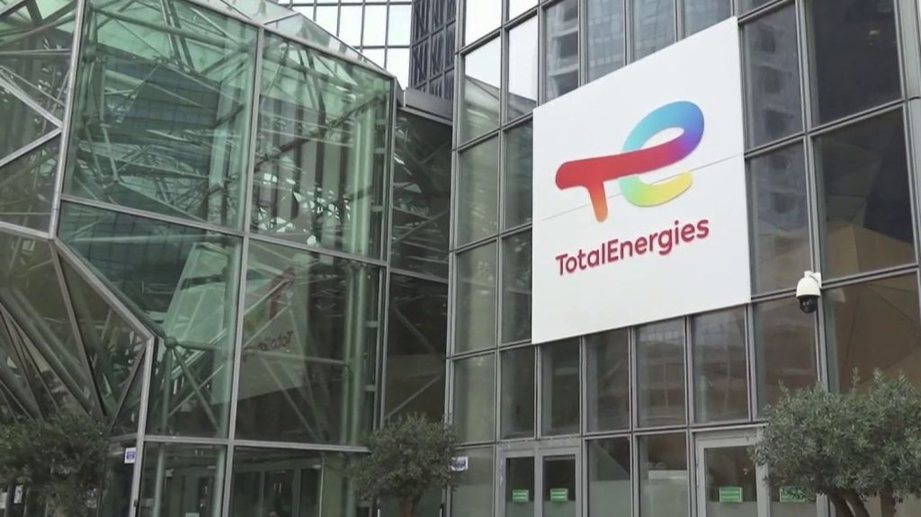 TotalEnergies : qui bénéficie des profits records de l'entreprise ?
          Les nouveaux profits records de TotalEnergies suscitent la polémique. L'entreprise a généré près de 20 milliards d'euros de bénéfices en 2023, du jamais-vu alors que les prix des carburants sont en hausse.