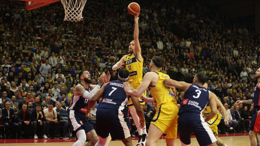 Qualifications de l'Eurobasket : les Bleus vainqueurs après avoir bataillé en Bosnie-Herzégovine
          Trois jours après avoir lancé leur campagne avec un succès face à la Croatie à Brest, les basketteurs tricolores ont assuré l'essentiel (74-64), lundi.