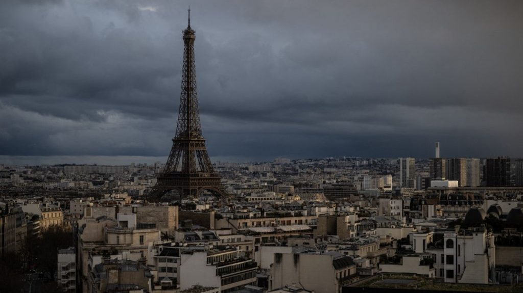 La tour Eiffel a rouvert dimanche après six jours de fermeture
          Les syndicats du personnel et la Société d'exploitation de la tour Eiffel ont trouvé un accord sur "un investissement ambitieux de 380 millions d'euros jusqu'en 2031".