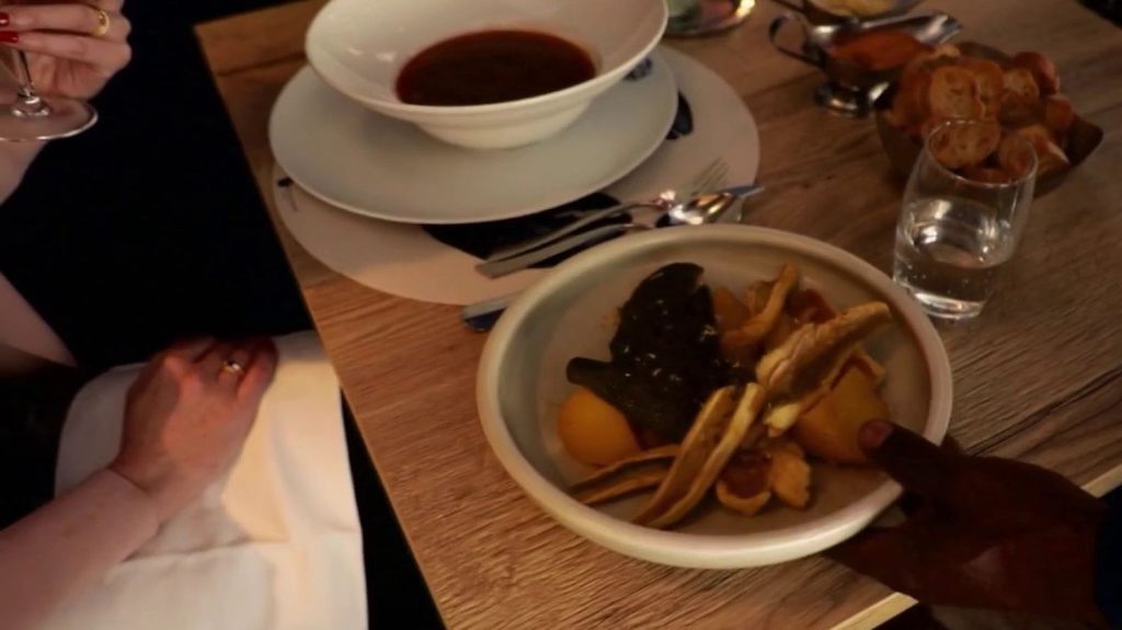 Gastronomie : "Chez Fonfon", restaurant emblématique de la bouillabaisse à Marseille
          À Marseille, dans les Bouches-du-Rhône, le restaurant "Chez Fonfon" prépare, depuis plus de 70 ans, la recette de la bouillabaisse, devenue emblématique de la ville.