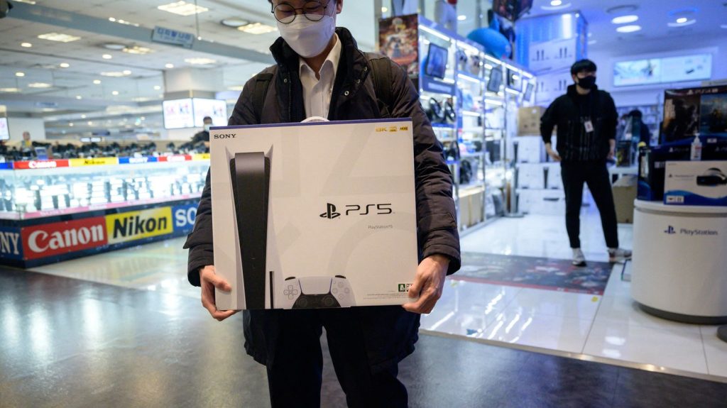 Avec sa PlayStation 5, Sony dépasse les 50 millions d'exemplaires vendus
          Malgré un démarrage compliqué en novembre 2020, à cause d'une pénurie de pièces, la PlayStation 5 confirme finalement son succès mondial. Ses ventes pourraient même dépasser celles du précédent modèle du géant japonais.
