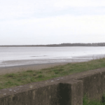 Calvados : à Ouistreham, les terrains municipaux en bord de mer s'arrachent
          La ville de Ouistreham, en Normandie, propose des terrains en bord de mer pour y construire des maisons à petit prix. Au total, 13 terrains sont à vendre.
