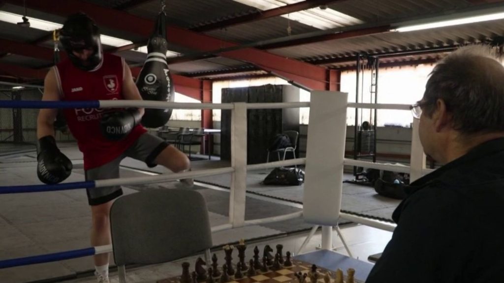 Chessboxing : Thomas Cazeneuve, expert du ring... et de l'échiquier
          Le chessboxing mêle à la fois la boxe et les échecs. Rencontre avec Thomas Cazeneuve, double champion du monde de la discipline.