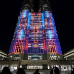 Le plus grand vidéo mapping au monde illumine les tours du gouvernement métropolitain de Tokyo
          Le Guinness World Records a certifié l'attraction appelée "Tokyo Night and Light" comme étant "la plus grande projection architecturale en mapping permanente".
