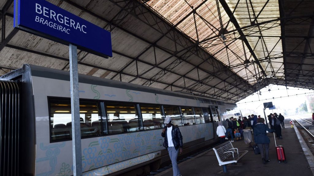 Dordogne : une étudiante se fait usurper son identité, la SNCF lui réclame 2 000 euros d’amende
          Impossible de stopper les verbalisations, selon la SNCF, ni les prélèvements, selon les impôts. L'étudiante vit dans l'angoisse du prochain voyage de son usurpatrice, qui lui sera imputé avec majoration, un an plus tard.