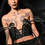 La marque du jeune prodige Victor Weinsanto fait souffler un vent queer sur la Fashion Week parisienne
          L’Alsacien de 29 ans, protégé de Jean Paul Gaultier, a fait sensation mardi 27 février avec des robes corsetées et colorées, hommage à l’esthétique queer et burlesque.