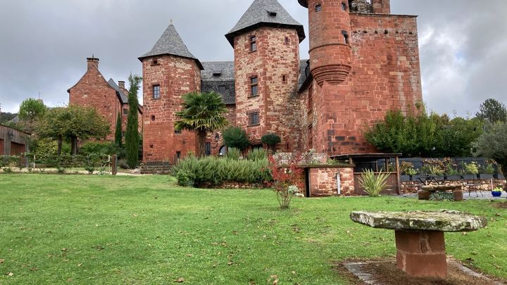Le château médiéval de Vassinhac fait partie des lieux remarquables à explorer à Collonges-la-Rouge. Il appartient à la même famille depuis dix générations. (INGRiD POHU / RADIOFRANCE)