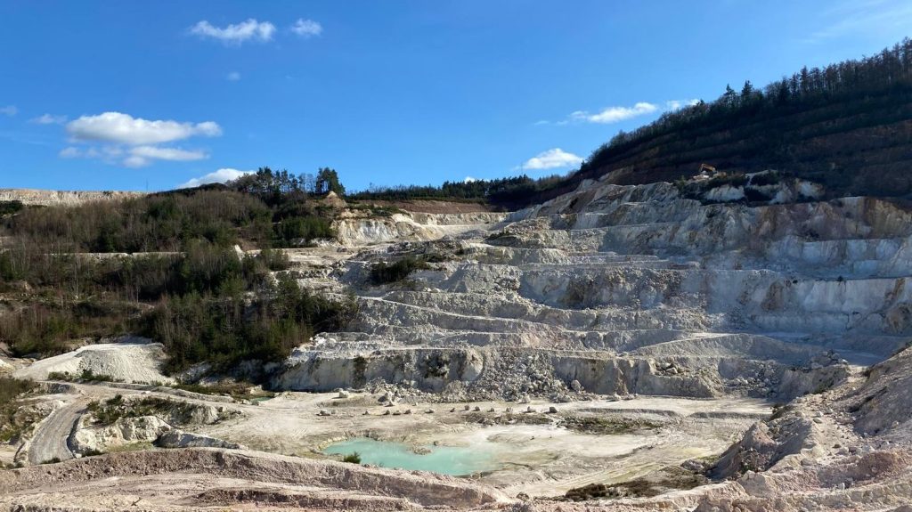 "C'est symptomatique de ce qu'il ne faut pas faire" : dans l'Allier, un projet de mine de lithium suscite des interrogations et des oppositions
          Le projet, qui serait la première mine de ce minerai en France, inquiète certains habitants, préoccupés par l'impact sur l'environnement.