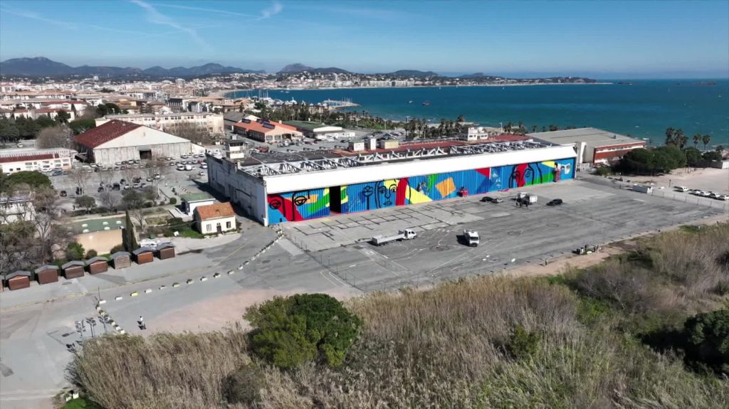 A Fréjus, le street artiste César Malfi réalise une fresque géante de 1500 m²
          120 mètres de long et 12 mètres de haut, cette œuvre XXL est sans doute l’une des plus grandes jamais réalisées en France.
