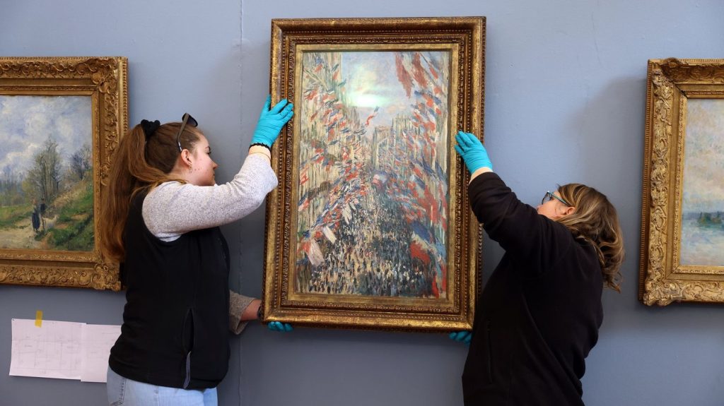 150 ans de l'impressionnisme : "La rue Montorgueil" de Monet vient dialoguer avec les toiles du musée de la Chartreuse de Douai
          Le tableau réalisé en 1878 a été prêté pour trois mois par le musée d’Orsay dans le cadre du 150e anniversaire de la naissance du mouvement impressionniste. Il est à découvrir jusqu'au 24 juin 2024.