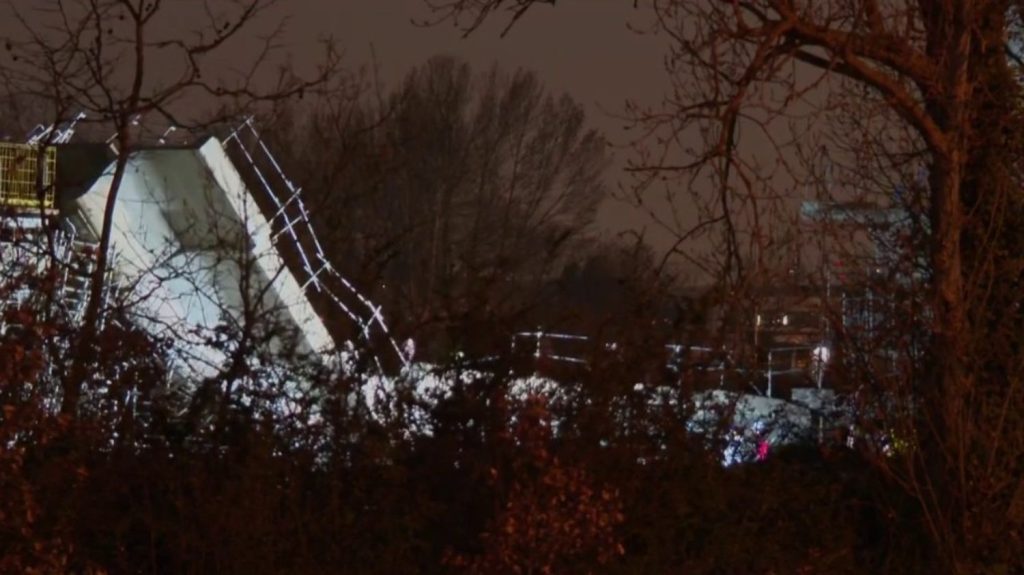 Toulouse : accident mortel sur le chantier du métro aérien
          Un accident spectaculaire et dramatique sur le chantier du métro aérien de Toulouse (Haute-Garonne). Le tablier d'un viaduc en construction s'est écroulé alors que six ouvriers travaillaient dessus, lundi 4 mars. L'un d'eux a été tué.