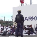 Rhône : des militants pour le climat pénètrent dans une usine Arkema
          Samedi 2 mars, des militants d'Extinction Rebellion et Youth for Climate ont mené une action contre une usine Arkema située dans le Rhône. Huit personnes ont été interpellées.