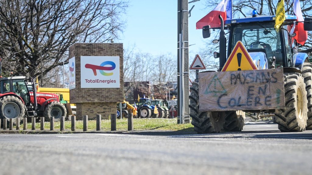 Après plus d'une semaine de blocage, des agriculteurs ont été délogés du centre TotalEnergies à Pau
          Ils réclamaient le litre de GNR à 1 euro TTC. Surpris de l'intervention des forces de l'ordre, les agriculteurs n'ont pas opposé de résistance.