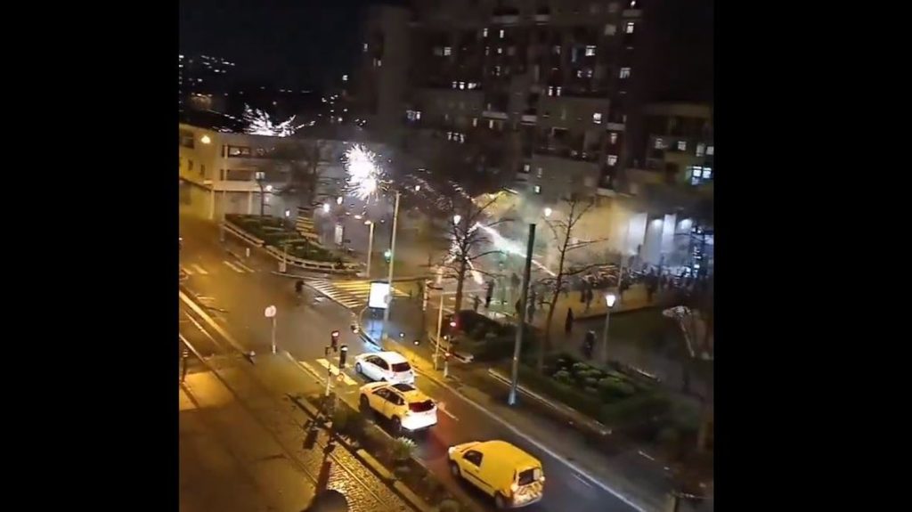 Seine-Saint-Denis : un commissariat à La Courneuve visé par des mortiers d'artifice dimanche soir
          Des vidéos diffusées sur les réseaux sociaux montrent des groupes d'individus tirant des mortiers d'artifice à profusion sur la façade du poste de police.