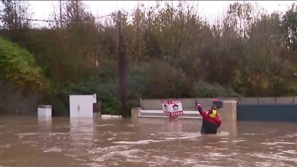Climat : le prix des assurances augmente avec la fréquence des catastrophes climatiques
          Pour la seule année 2023, le coût des catastrophes climatiques en France s'est élevé à 6,5 milliards d'euros, avec notamment les inondations dans le Nord, qui ont fait 40 000 sinistrés.
