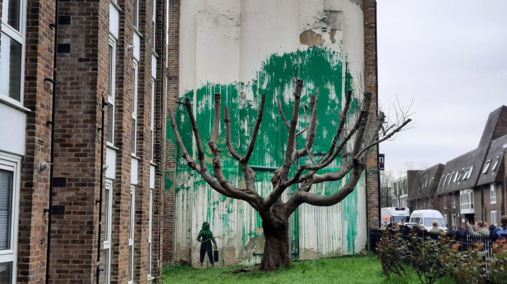 "J'ai fait un détour pour la voir" : une œuvre de Banksy apparaît dans un quartier de Londres et attire les curieux
          Une œuvre de l’artiste britannique vient d’apparaître sur un mur du quartier de Finsbury Park, dans le nord de Londres. Comme d’habitude, Banksy a revendiqué son œuvre en la publiant sur ses réseaux sociaux, faisant de l'endroit une nouvelle attraction londonienne.