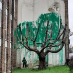 "J'ai fait un détour pour la voir" : une œuvre de Banksy apparaît dans un quartier de Londres et attire les curieux
          Une œuvre de l’artiste britannique vient d’apparaître sur un mur du quartier de Finsbury Park, dans le nord de Londres. Comme d’habitude, Banksy a revendiqué son œuvre en la publiant sur ses réseaux sociaux, faisant de l'endroit une nouvelle attraction londonienne.