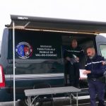 Charente : une première brigade mobile de gendarmerie installée
          Dans un village de Charente, dans lequel la gendarmerie a fermé il y a un siècle, une brigade mobile s'est installée dans une camionnette. Elle permet d'aider les habitants comme une gendarmerie fixe.