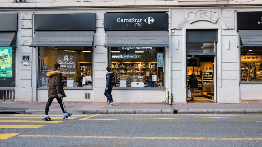 Franchises de Carrefour : la CFDT assigne le groupe en justice pour pratique illicite
          Le syndicat dénonce le fait que le groupe de distribution a fait passer de nombreux magasins en franchise et en location-gérance depuis six ans.