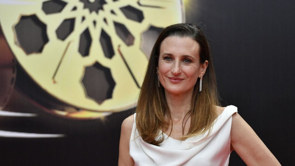 Festival de Cannes : l'actrice Camille Cottin sera la maîtresse des cérémonies d'ouverture et de clôture de la 77e édition
          Le Festival se déroulera du 14 au 25 mai. La réalisatrice Greta Gerwig présidera le jury de cette 77e édition.