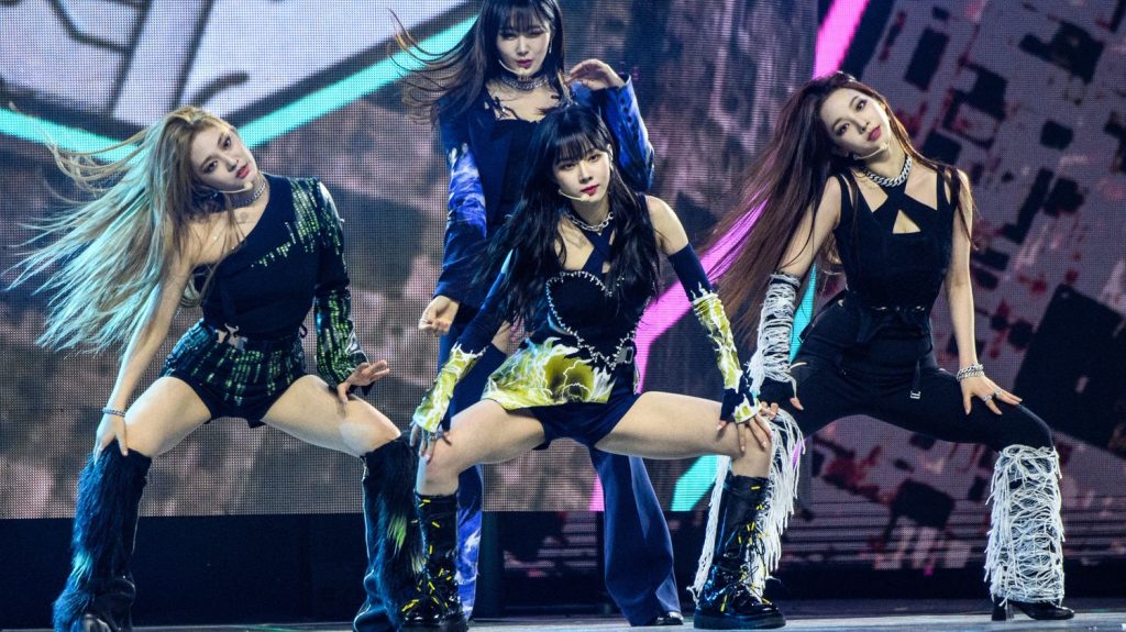 "Une idole est censée être disponible" : les artistes de K-pop face à l'injonction du célibat, de l'innocence et de la chasteté
          La chanteuse et danseuse sud-coréenne Karina, star du groupe de K-pop Asepa, est accusée de "trahison" par ses fans pour avoir noué une relation amoureuse. Un comportement perçu comme un véritable affront.