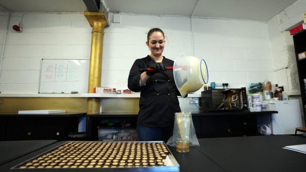 Une chocolatière écossaise en route pour les Oscars à Hollywood !
          Fiona McArthur, chocolatière végane dans une petite ville reculée d'Écosse, a été choisie pour confectionner des chocolats qui seront offerts aux nominés dans les sacs cadeaux des Oscars.