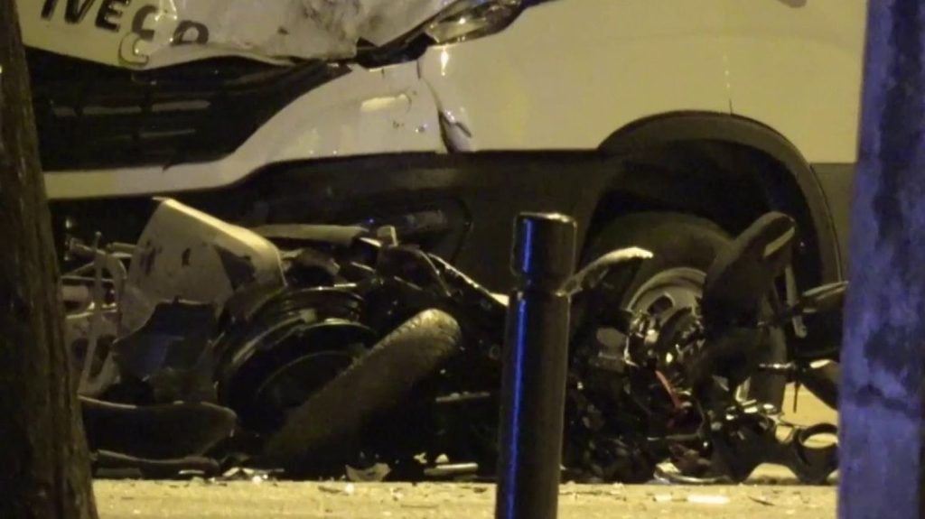 Seine-Saint-Denis : un jeune perd la vie après une collision avec une voiture de police
          Une collision mortelle entre un jeune en scooter et une voiture de police à l'issue d'une course-poursuite a eu lieu à Aubervilliers, en Seine-Saint-Denis, mercredi 13 mars. Le conducteur, un garçon de 18 ans, est décédé.